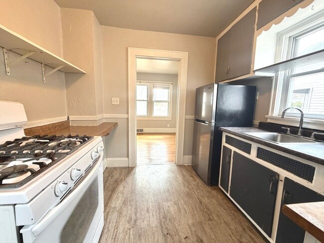 Building Photo - Cozy 2 Bedroom Single Family Home- Near Bellevue Wi