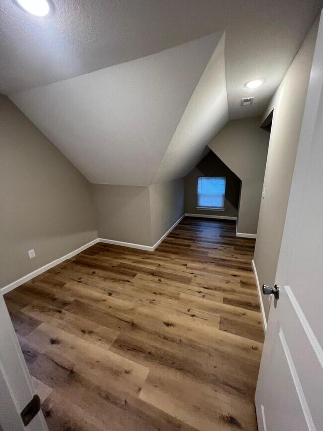 Building Photo - Beautifully Updated 4 Bed 2.5 Bath House!