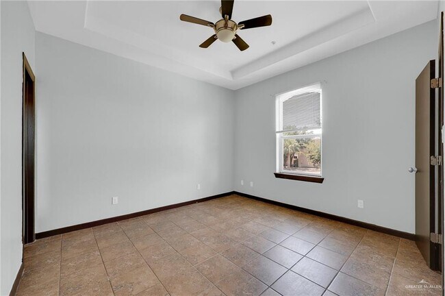 Building Photo - 801 E Daffodil Ave