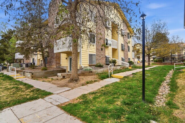 Building Photo - $1,440.95 with $300 off the first month's rent, 1 Bed - 1 Bath, Condo in Aurora with Washer and D...