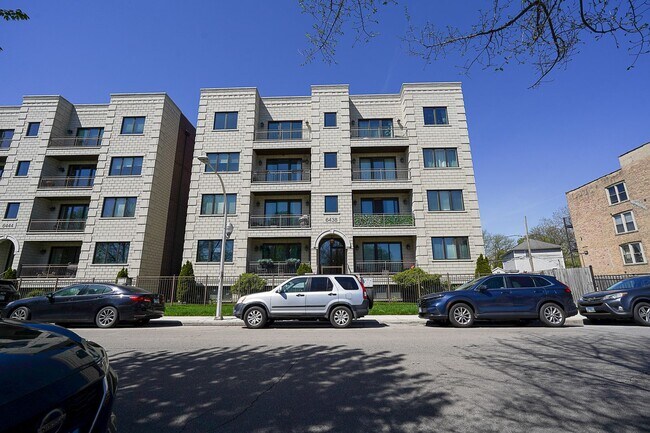 Building Photo - Luxurious 3BR/2BA Condo – Near University of Chicago in the heart of Hyde Park!