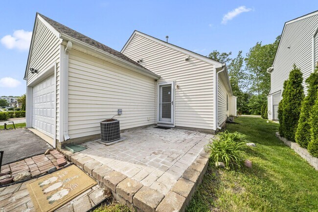 Building Photo - 157 Feathertip Ln