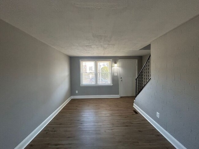 Building Photo - 2 Bedrooms 2.5 Bathrooms