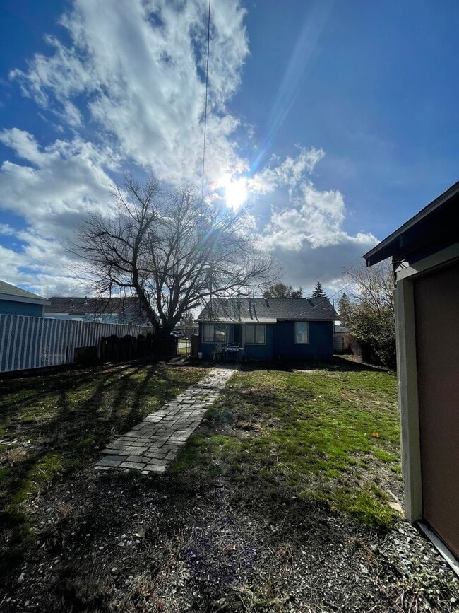 Building Photo - Available Now! Pet-Friendly Updated 2 Bedr...