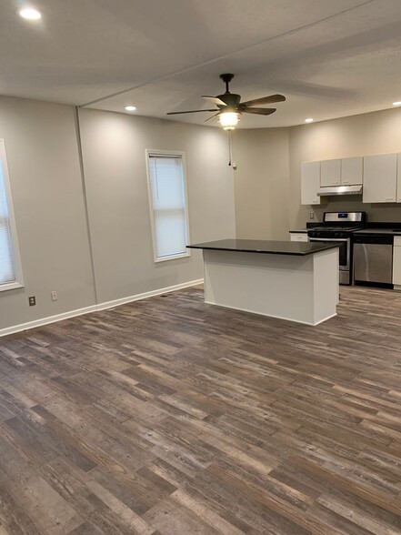 Newly renovated kitchen - 2605 W 11th St