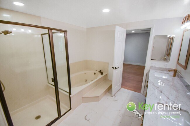 Building Photo - Beautiful 4 Bed / 3 Bath Bollinger Hills Home with Gorgeous Remodeled Kitchen!