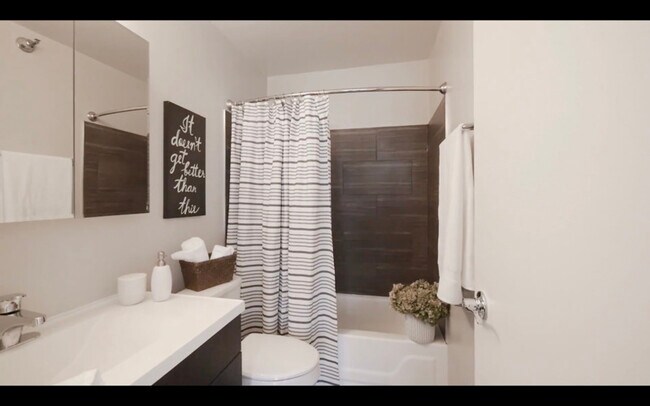Building Photo - 40 E Delaware Pl