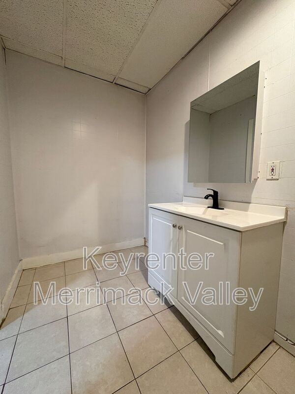 Building Photo - 58-60 Temple St 1st Fl