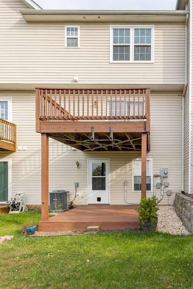 Building Photo - Spacious 3-Bedroom Townhome with Garage in a Prime Harrisonburg Location!