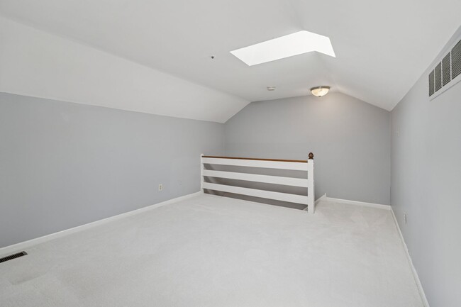 Building Photo - Spacious 3 Bedroom, 2.5 Bath Townhouse in ...