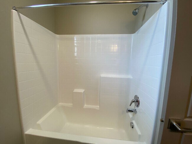 Building Photo - Lovely Single Level 3 Bed 2 Bath Home in M...