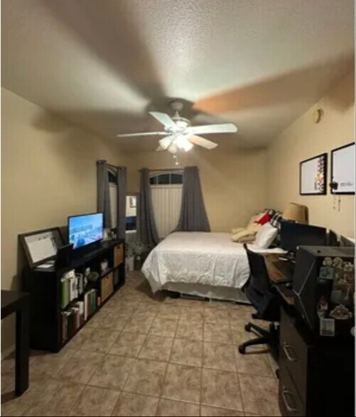 Building Photo - 7400 W Flamingo Rd