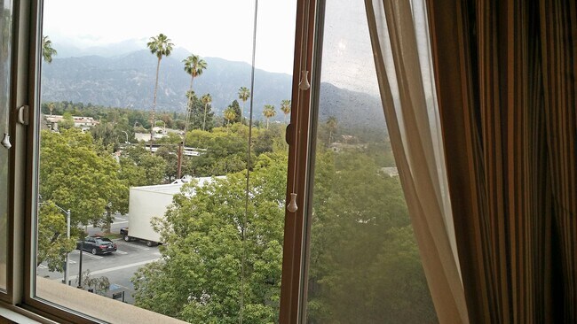 Building Photo - 931 E Walnut St