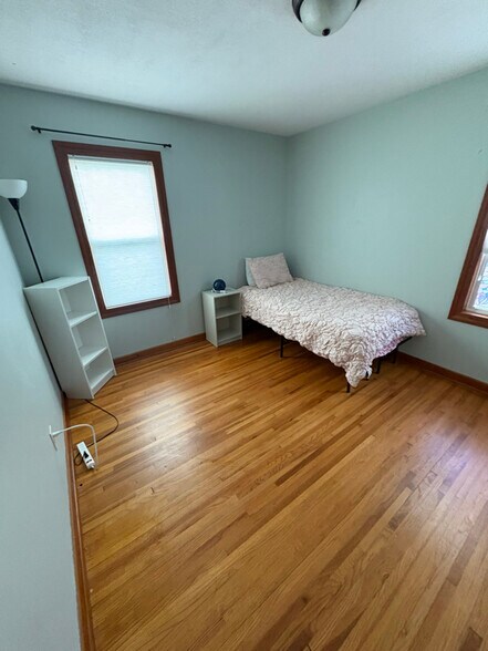 Building Photo - 1015 8th Ave NW