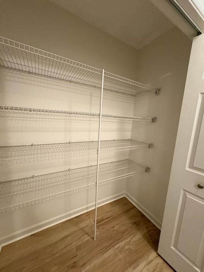 Building Photo - Updated Townhouse near Downtown Bloomington!