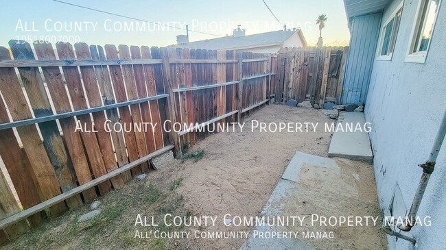 Building Photo - 2 Bed 1 Bath Apartment In Twentynine Palms!