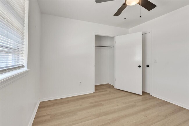 Building Photo - 9800 Willow Wind Dr