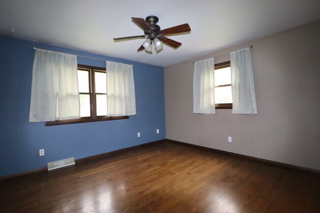Building Photo - "Spacious 4-Bedroom 2 Bath with Finished B...