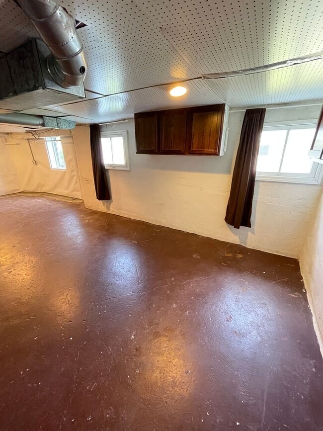 Building Photo - AVAILABLE JULY- 3 Bedroom, 1.5 Bath Home!
