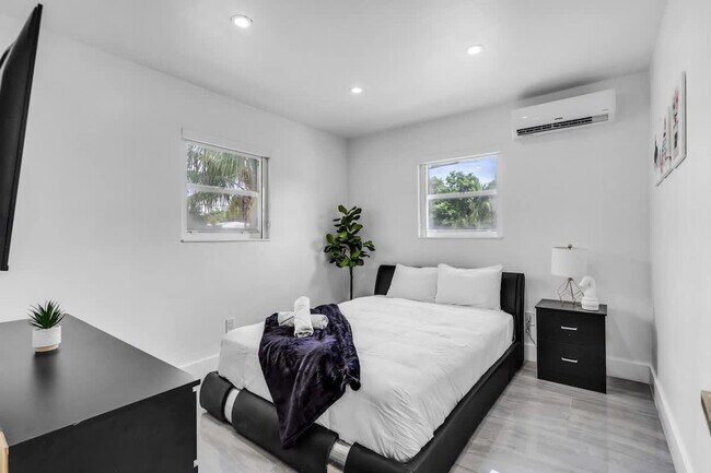 Building Photo - 1255 NE 199th St