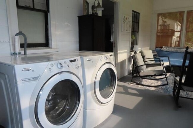 Building Photo - **Winter Rental** Fully Furnished, Beautif...