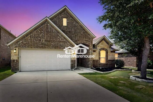 Building Photo - Great Location and Fully Refreshed Move In...