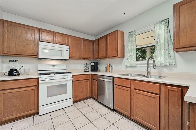 Building Photo - 252 Fall Creek Dr