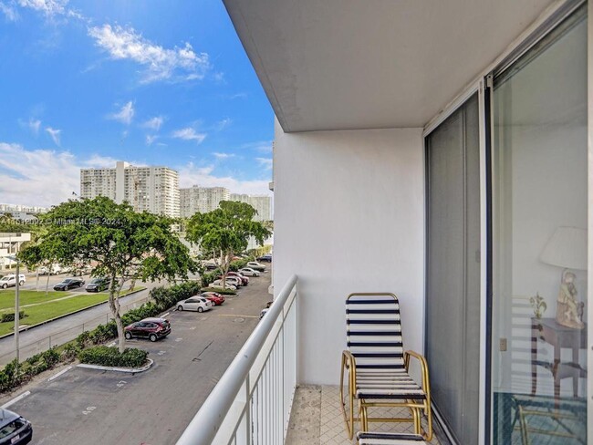 Building Photo - 18051 Biscayne Blvd