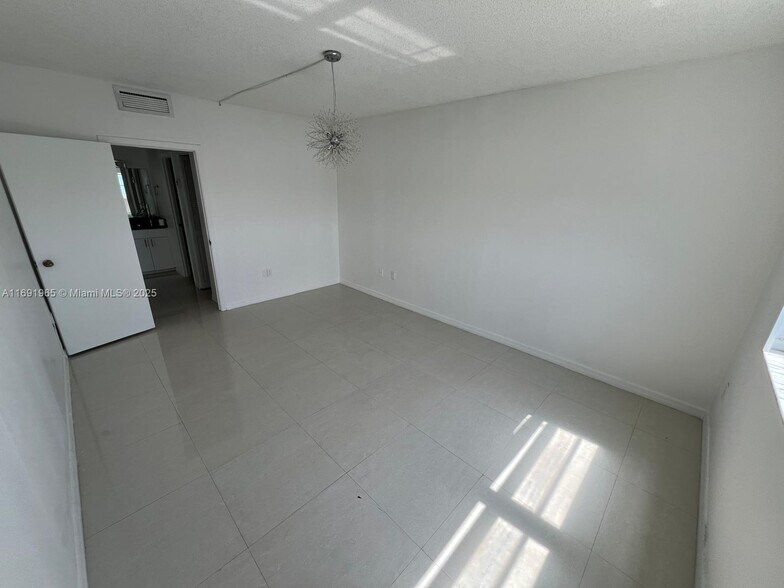 Building Photo - 500 Bayview Dr