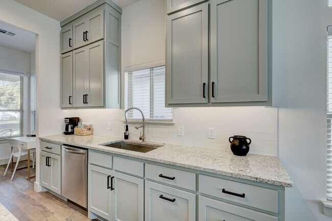 Building Photo - Stunning 4 Bedroom 3 Bath Home