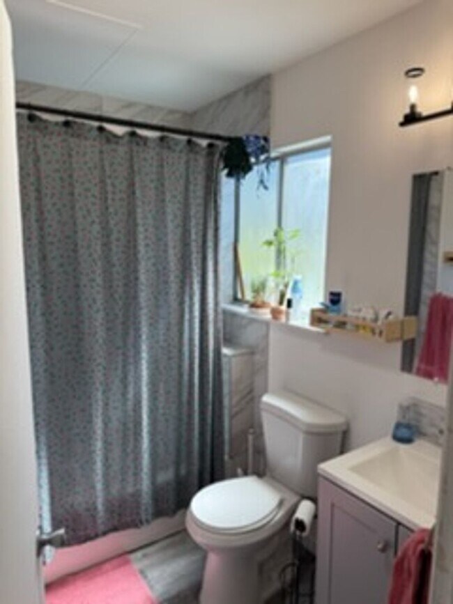 Building Photo - 347 Jeffrey Dr