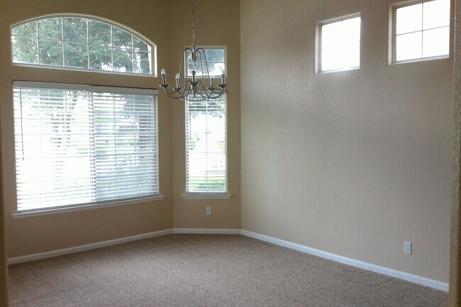 Building Photo - Beautiful 4 Bedroom home in the Clovis District