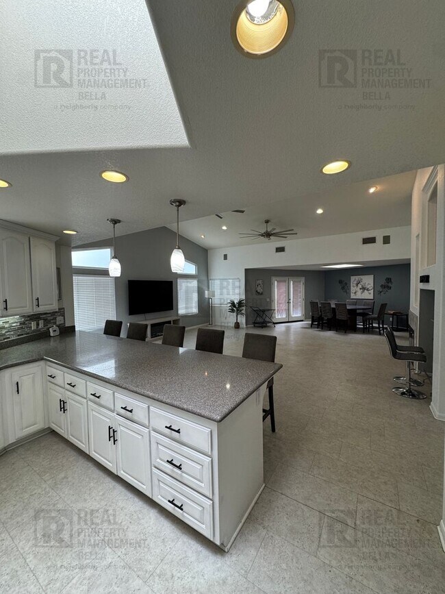 Building Photo - $750 MOVE-IN SPECIAL DISCOUNT AVAILABLE! Luxury Living Awaits: Stunning 4-Bedroom Cul-de-Sac Retr...