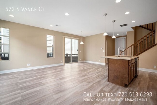 Building Photo - 572 S Vance St