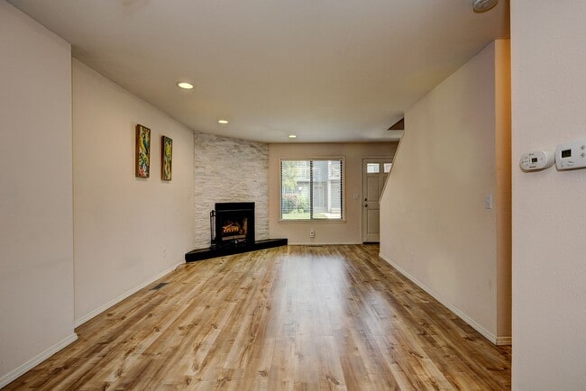Building Photo - Central 2 bed 1.5 bath Townhouse