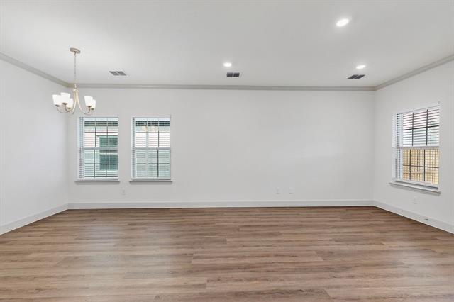 Building Photo - 560 Oak Crk Dr
