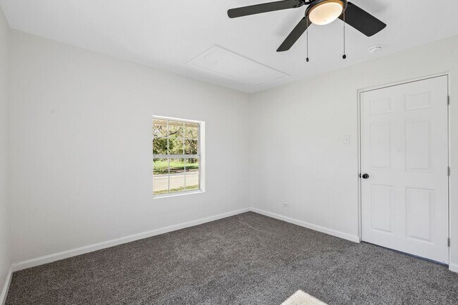 Building Photo - BEAUTIFUL- UPDATED 3 bedroom 1 Bath in Cleburne!