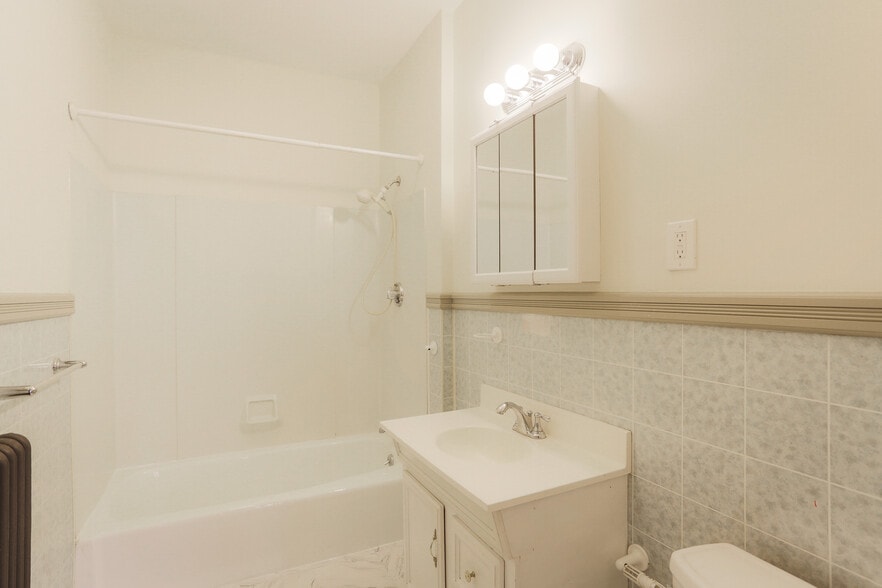 Building Photo - 31 Roslyn St