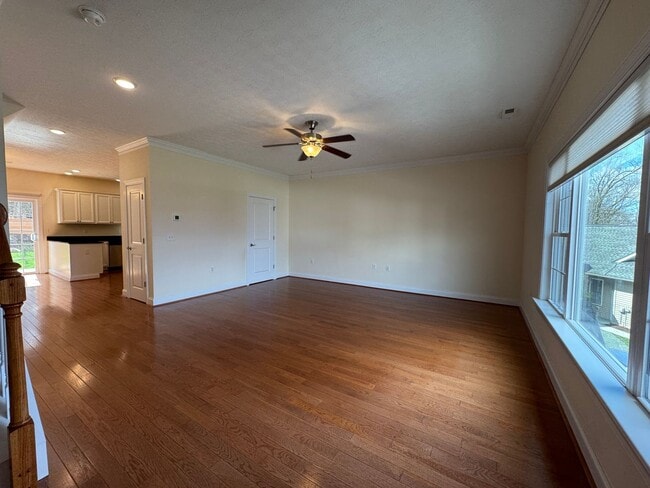 Building Photo - Beautiful Townhome in Spring Oaks!