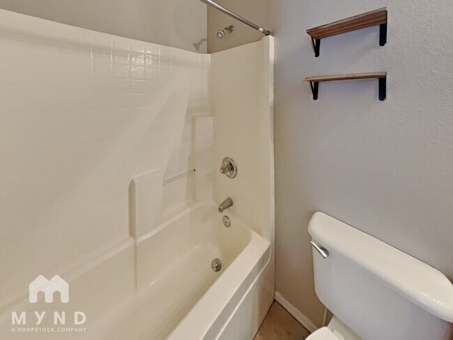 Building Photo - 550 W Kingman Dr