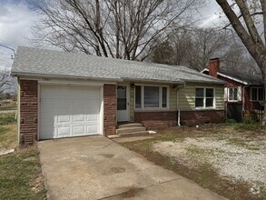 Building Photo - 2 Bedroom Home with garage! $950! Close to...