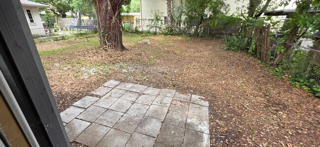 Building Photo - Move In Special - half off first months rent 3 Bedroom Sarasota Home