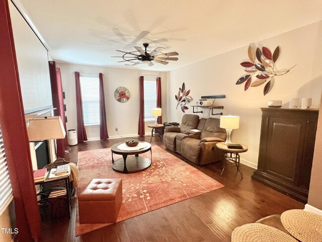 Building Photo - Unique opportunity -- with POOL!