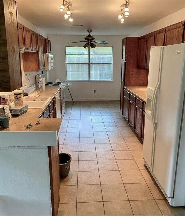 Building Photo - 15811 Oakendell Dr
