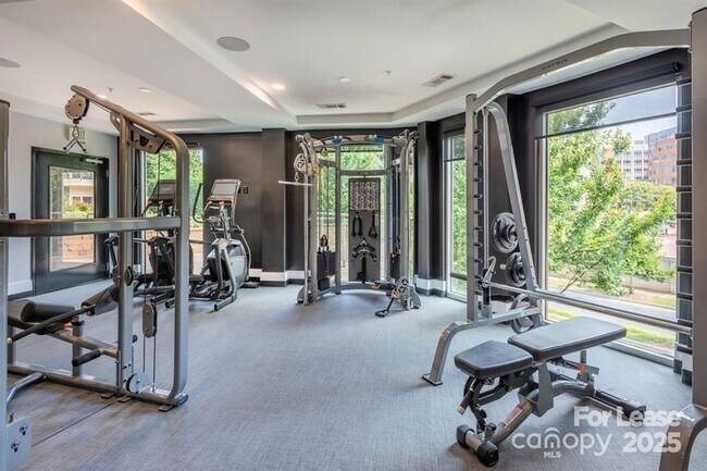 Building Photo - 902 W 4th St