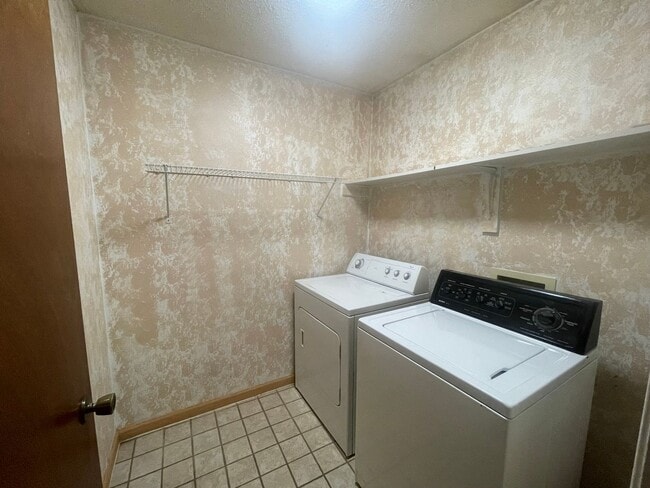 Building Photo - Townhouse Located In Carriage Square