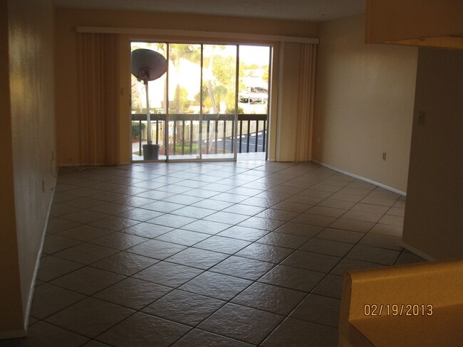 Building Photo - Centerally located close to downtown