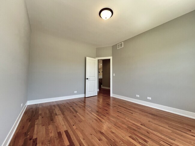Building Photo - 970 Meadow Ln
