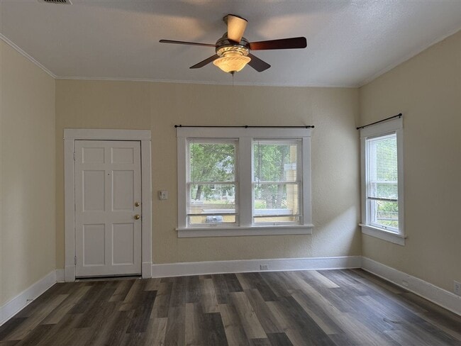 Building Photo - Beautifully Renovated 2 bedroom, 1 bath Bungalow | Historic Highland area | $900/Month Rent