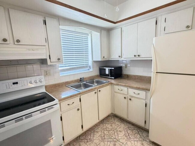 Building Photo - 2727 Dudley Dr W